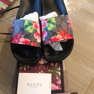GUCCI WOMENS FLORAL SLIDES NWT size 9/39